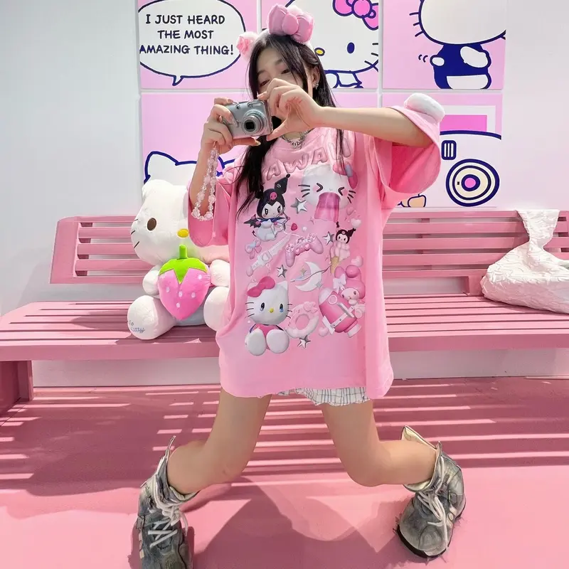 ÁO THUN NEXXUS KITTEE TEE - ĐÍNH GẤU BÔNG HELLO KITTY TO TRÊN TAY ÁO 1