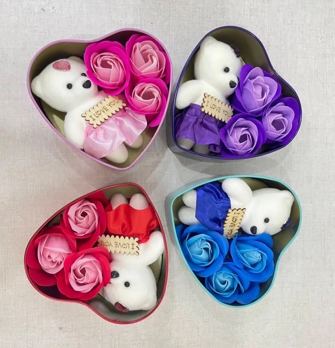 (กล่องหัวใจ) ดอกกุหลาบ กุหลาบ 3 ดอก+หมี   แพคเกจกล่อง 12x12x5 cm.