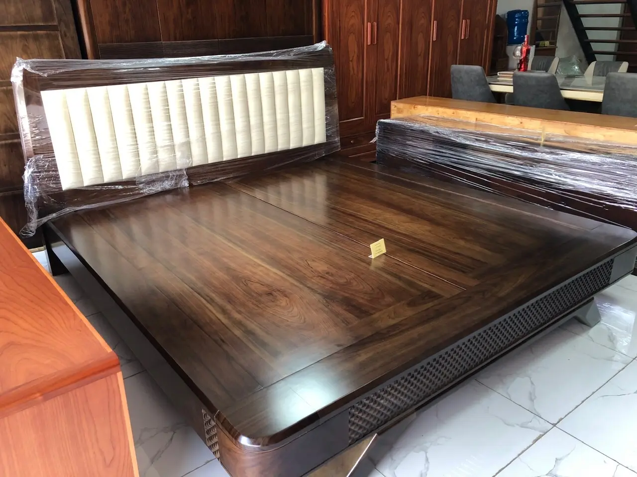 bộ giường tủ gỗ mun gồm  ( Giường 1,8x2m , tủ , bàn phấn ,táp đầu giường)