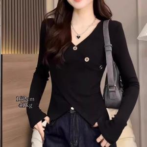 เสื้อฐานหวาน พลัสไซส์ คอวีไม่ปกติ ดีไซน์แยก สำหรับผู้หญิง ฤดูใบไม้ร่วงและฤดูหนาว มาใหม่ ทรงสลิมฟิต ปลอมและปกปิด ดีไซน์ไม่ซ้ำใคร สามารถสวมใส่ภายในได้ ท๊อป