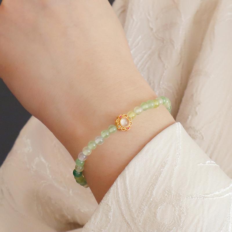 Product Introduction of Natural Grape Purple Chalcedony Crystal Bracelet Artistic Temperament White 4mm Extremely Fine Natural Crystal Bracelet Accessories 16