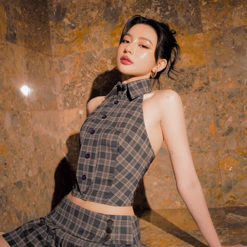 Áo croptop cổ sơ mi hở lưng dây kéo phía sau phối caravat ( Desejo top ) Nữ Women Thun 2