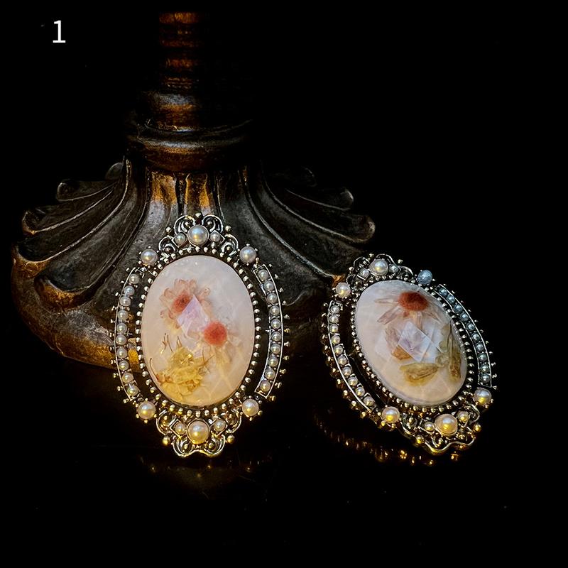 Product Introduction of 3 Pairs of French Ancient Amber Dried Flower Hot-Sale Earrings Combination Link Original Niche Gold Plated S925 High-Grade Earrings 5