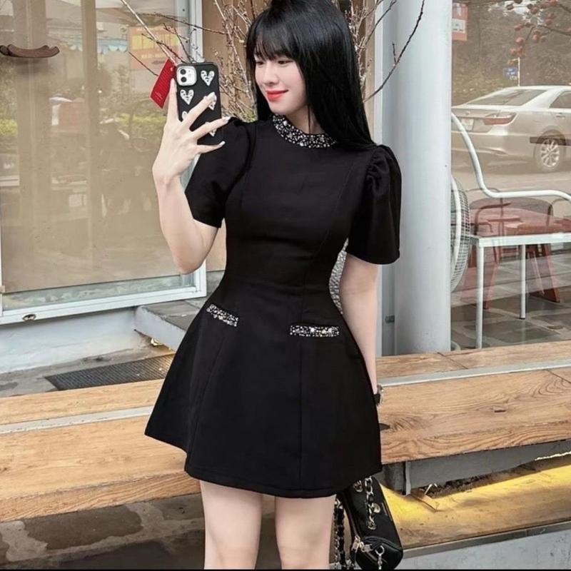   CÓ BIG SIZE  Đầm đen tay phồng đính đá cổ và túi Bristy Dress Nữ Women Kem Nhung Voi Voan Sen 