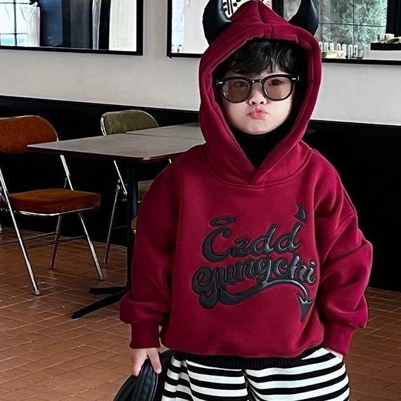 Áo hoodie nỉ mỏng đỏ lót bông mỏng mềm phối chữ da và sừng đen cho bé trai và bé gái .