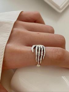 1 Pieza Anillo de Aleación para Mujer con Diseño de Mano de Calavera, Accesorios de Fiesta de Estilo Hip Hop Callejero y Moda Personalizada