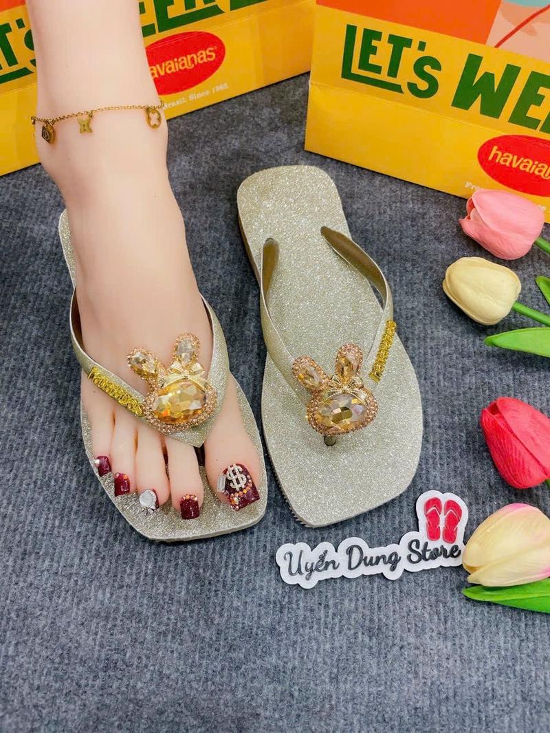 Product Introduction of Dép Nữ Vuông Si Nhũ Vàng Kèm Charm HVN 4