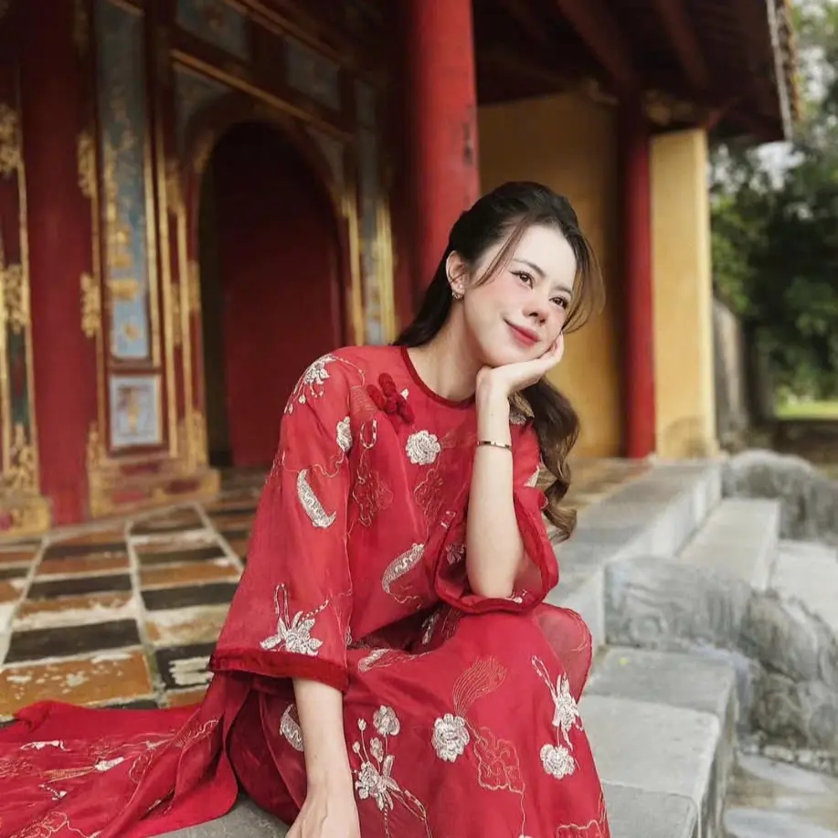 Áo dài lụa tơ cách tân Yên Như màu đỏ 4 tà mặc lễ Tết chụp ảnh rất đẹp