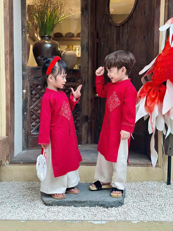 Áo Dài Cách Tân Cho Bé Trai- Bé Gái Thêu Nổi Mặc Tết Đi Chơi  Chụp Ảnh (Chỉ vừa bé dưới 1m2) - AD1