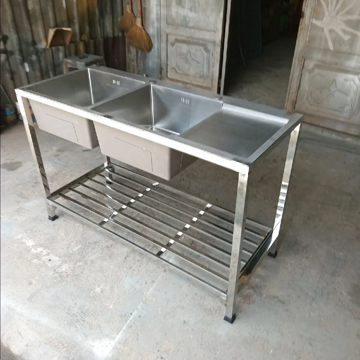 chậu đúc mộc 304 2 hộc 1 cánh 50x120 cao cấp trọn bộ kèm theo vòi lớn phi 24 inox mộc 304 và dây cấp nước và rổ inox