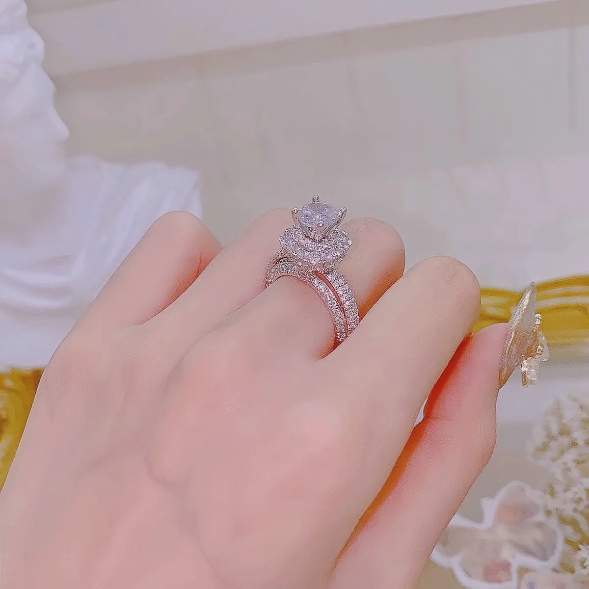 Nhẫn Nữ hoàng (x.i.k.i.M) đính đá sang trọng