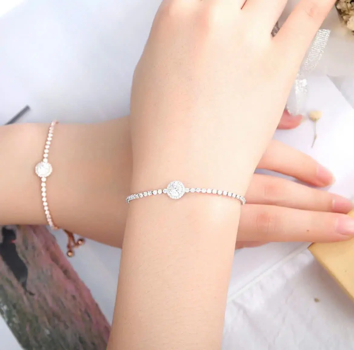 CHILI-LÁC TAY MẶT TRÒN ĐÍNH ĐÁ CAO CẤP CHO PHÁI NỮ L014