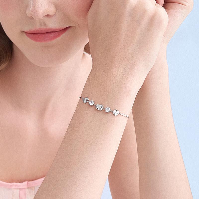 Product Introduction of Sanrio Hello Kitty Clover Bracelet Simple Light Luxury Niche Exquisite High-end Design Cartoon Jewelry 3