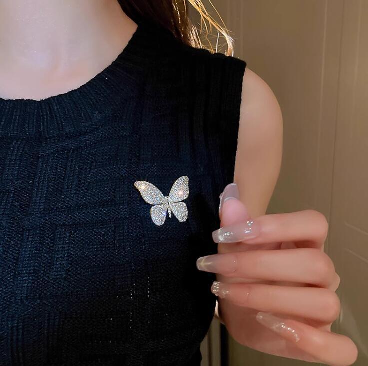 Product Introduction of Shiny Diamond Butterfly Brooch for Women, Unique Design, Elegant Suit Pin, 2023 New High-end Exquisite Accessory 6