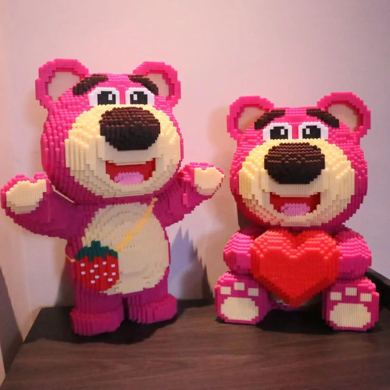 Khối Xây Dựng Kết Hợp Gấu Dâu Tây, Tương Thích Với Lego, Giá Đặc Biệt, Đồ Chơi Lắp Ráp 3D, Thích Hợp Cho Trẻ Em, Bé Trai Và Bé Gái, Trang Trí Quà Tặng Sinh Nhật, 2024