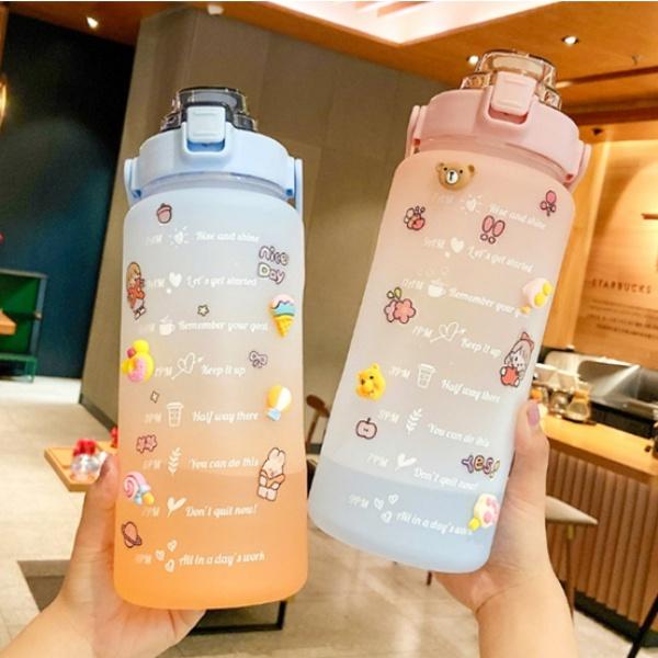 Bình nước 2 lít tặng Sticker dành cho người lười uống nước Fan House bình nước cute 2L có ống hút, vạch chia nhắc giờ 2