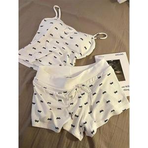 ชุดนอนสายลูกไม้โบว์หวานและน่ารัก OOTD สำหรับผู้หญิง ชุดฤดูร้อน มีแผ่นรองหน้าอก เสื้อกั๊กและกางเกงขาสั้นใส่สบาย ชุดเลานจ์