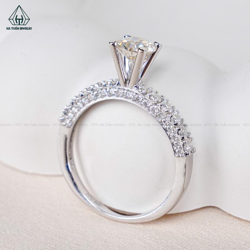 Hà Tuấn Jewelry Nhẫn Nữ Bạc 925 Xi Kim Đính FULL MOISSANITE Viên Chủ 6mm RX226