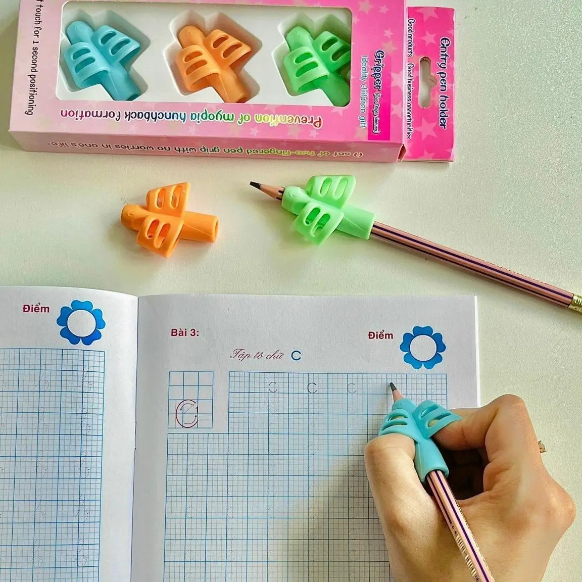 Combo Đệm Bút Cầm Tay Cho Bé Gồm Đệm Bút, Bút Chì Và Vở Luyện Chữ   sách giáo dục sớm & sách mềm