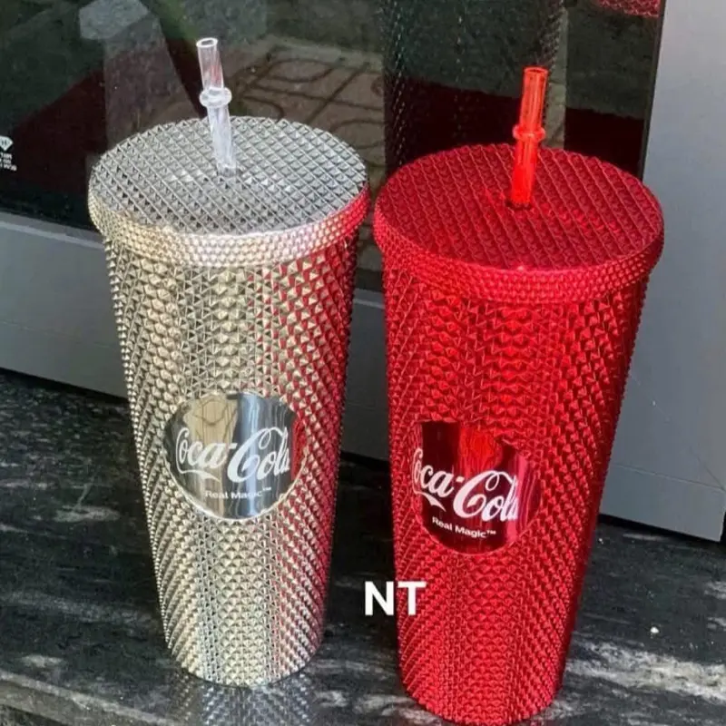 LY KIM CƯƠNG COCA COLA; Chất liệu ABS, lớp trong nhựa AS - lớp ngoài nhựa PS; Cấu tạo 2 lớp dày dặn, đựng nước lạnh ko bị ngưng tựu nước ở lớp vỏ ngoài.