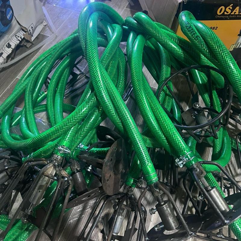 Đảo thuốc sâu bằng cáp có cánh quạt dài 2m2 .