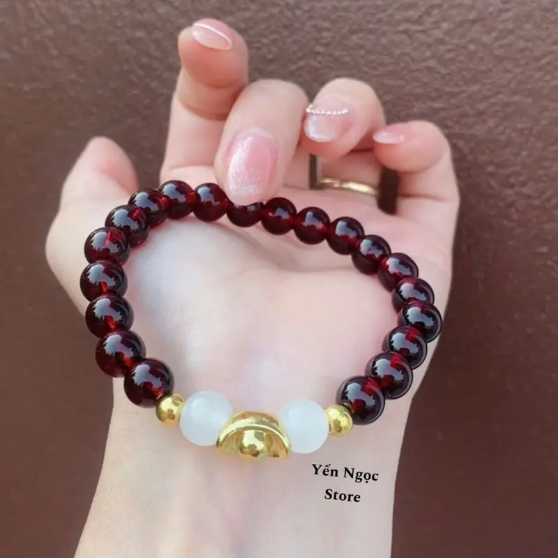 Vòng tay nữ 8ly đỏ rượu vang mix charm thỏi vàng hút lộc_sự kết hợp mới nhất 2025 5