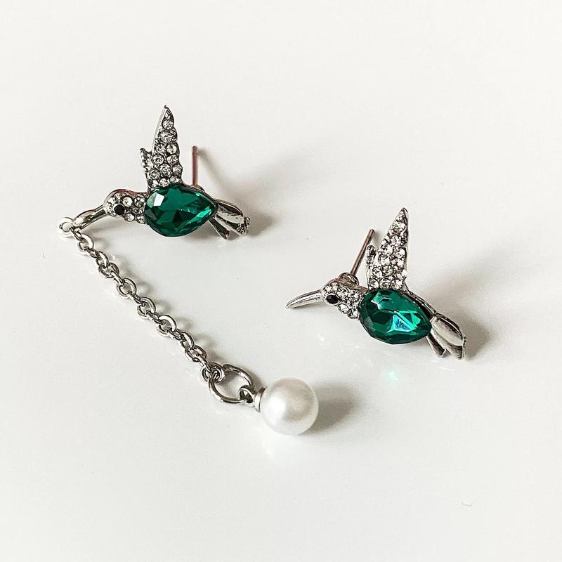 Product Introduction of Bird Wings Necklace Women's Personalized Diamond Emerald Hummingbird Pendant Clavicle Chain Necklace 10