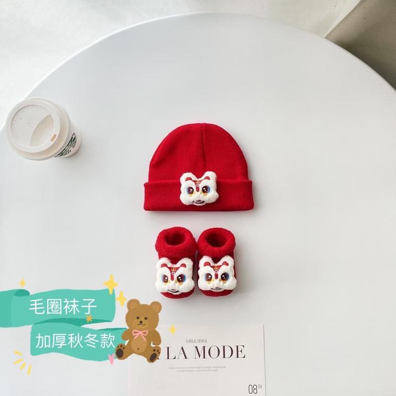 Product Introduction of Bộ Mũ Len Và Tất Cho Em Bé Màu Đỏ, Thích Hợp Cho Mùa Thu Và Mùa Đông, Dệt Kim Dày, Cho Bé Trai Và Bé Gái, Thích Hợp Cho Trẻ Sơ Sinh Tháng Nhỏ 4