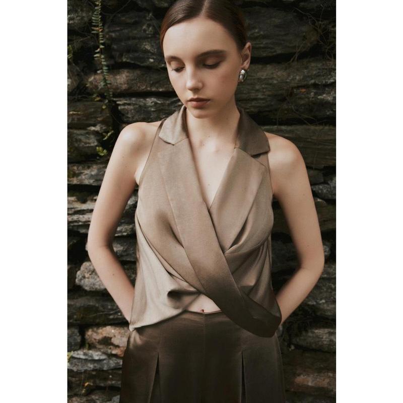 Áo Sơ mi Lụa Sát Nách Nữ Kiểu Cách DX DEXUS Màu Nâu Sang Chảnh ACHERON TOP_DXA70902