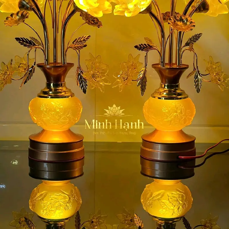 đèn 5 bông lưu ly hoa xòe và có 4 cành hoa rủ.  bầu đèn có họa tiết khóm sen nổi cao ~ 56 và 60 cm (giá 1 đôi)  TẶNG LED DỰ PHÒNG 1