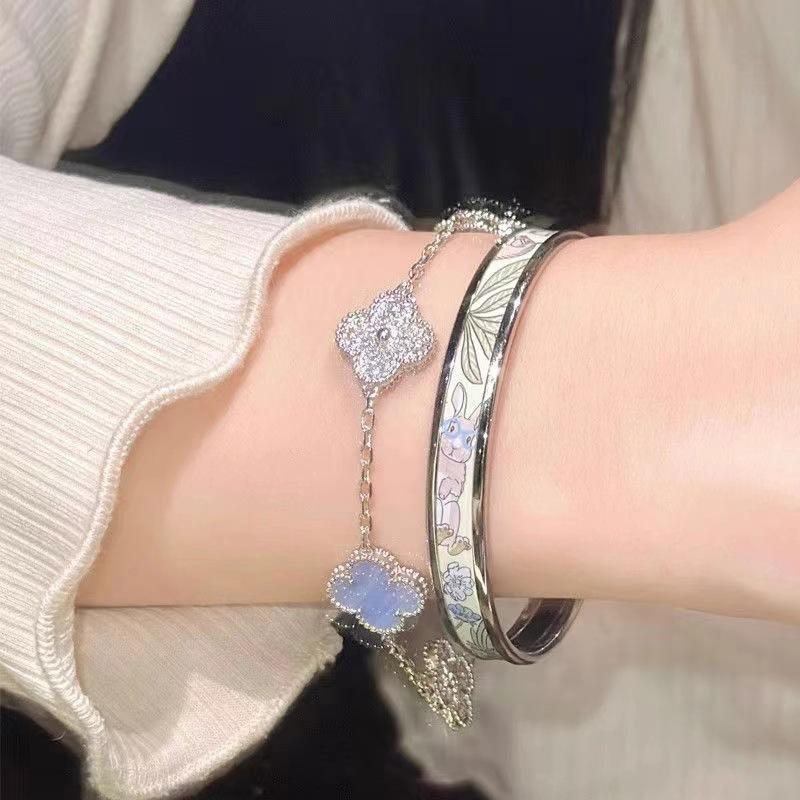 Product Introduction of Super Sparkling Clover Bracelet for Women's Ins, Light Luxury, niche, Personalized, Versatile Handpiece 5