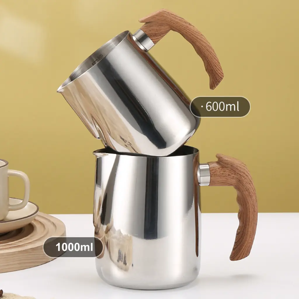 [SV] 1000ml Milk Frothing Pitcher Stainless Steel Milk Frothing Pitcher with Wooden Handle for Latte Art and Cappuccino 600/1000ml Capacity Dripless Spout Kitchen Tools