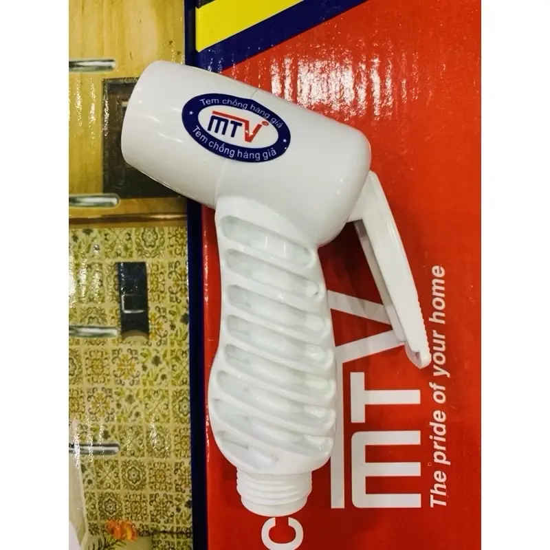 ĐẦU VÒI XỊT PHÒNG TẮM Tăng áp so với tay xịt thông thường  * Khoá gạt tay thông minh  * Chất liệu ABS nhựa trắng phù hợp cho vùng biển , nước nhiễm phèn , không dích kết vết bẩn  CHẤT LIỆU Tay xịt làm bằng nhựa ABS thân thiện với sức khỏe & môi trường