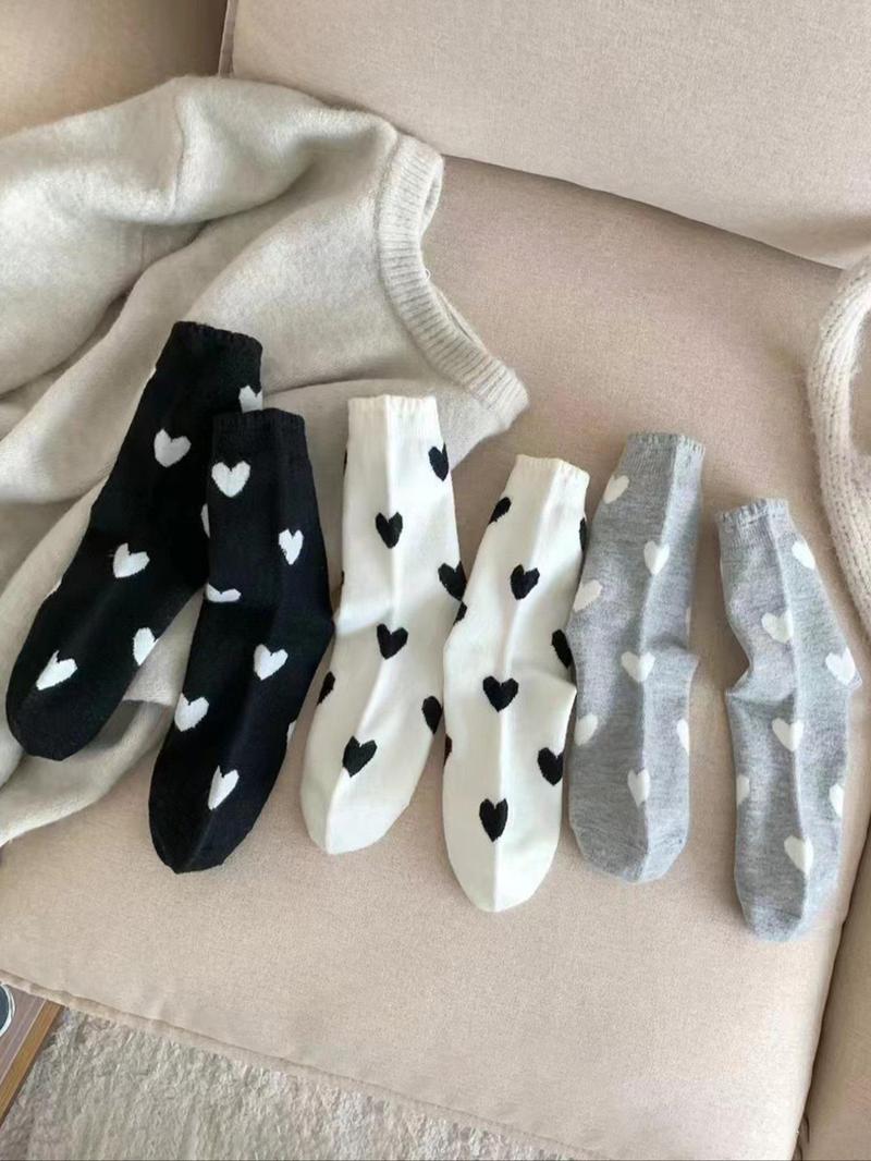 Product Introduction of Women's Heart Print Socks, Casual Soft Mid-Calf Socks, Comfy Breathable Socks for All Seasons Daily Wear 2