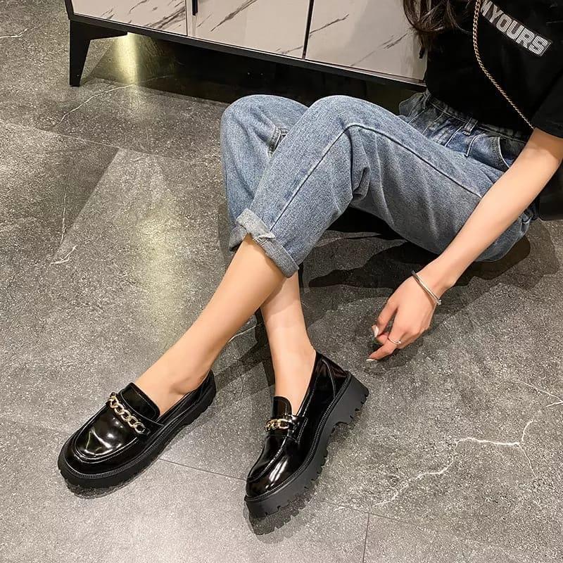 Product Introduction of FMS- Sepatu Wanita Loafers Rantai Besi ''CLAUDIA'' Black And White Glosy PREMIUM B277 22