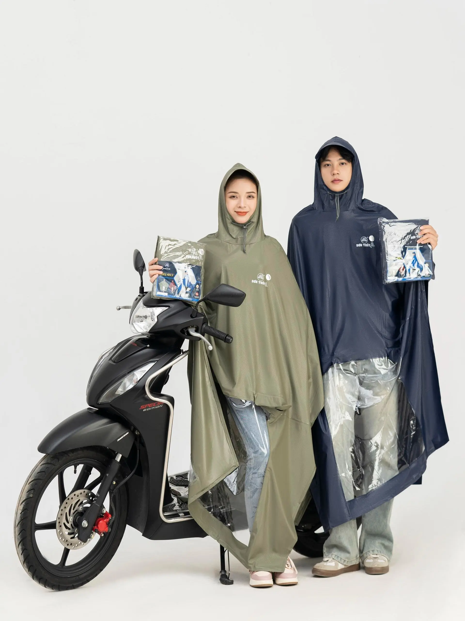 [Xả kho] Áo mưa choàng đi xe máy Sơn Thuỷ nhựa PVC vân nổi chấm bi, chống thấm tuyệt đối, tăng cường độ dai bền,hạn chế bết dính,có lỗ xỏ gương và kính che đèn xe