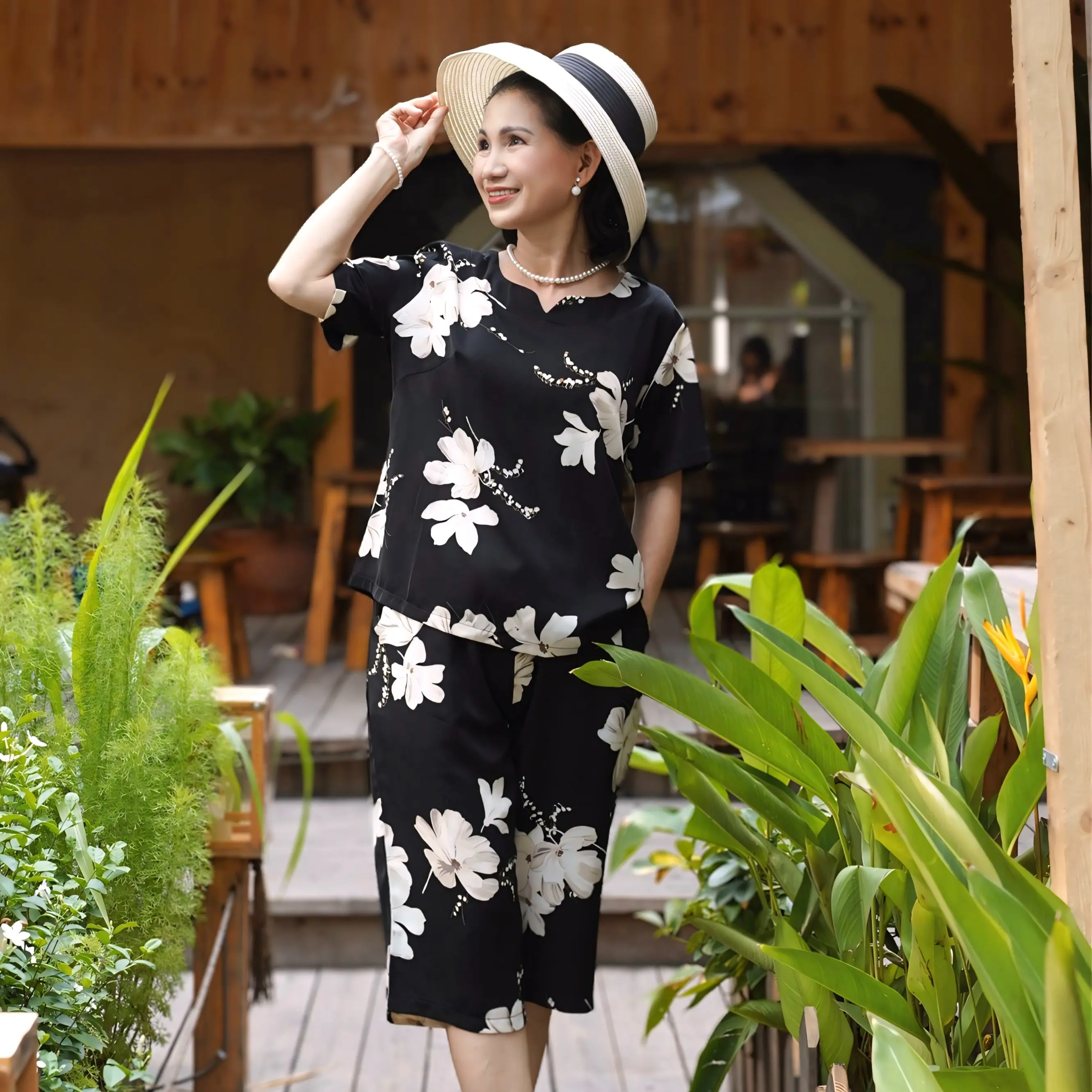 Đồ Bộ Trung Niên Tặng mẹ , Áo Cổ Giọt Nước, Quần Suông Lửng Ngang Gối Vải Luạ Nhập cao cấp Nữ Women Top Umi
