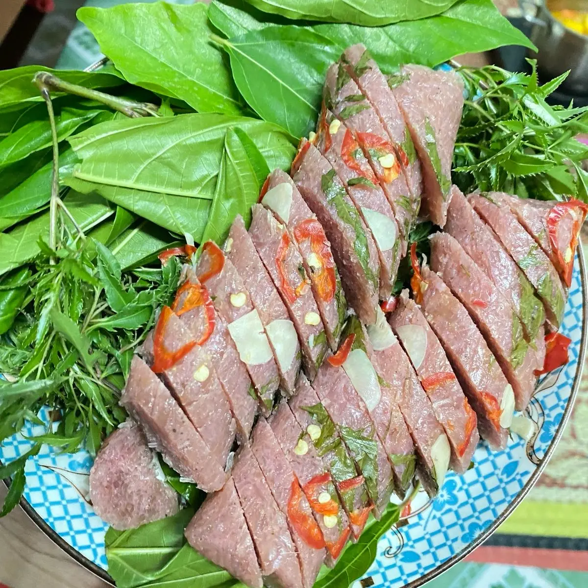 Nem chua Giang Nhung : 5 cái nem chua cối nhiều thịt , nhiều đinh lăng tỏi ớt Cay