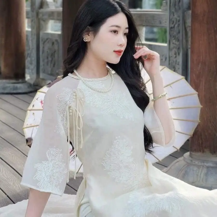 Áo thêu tơ quỳnh cổ tết đính kết