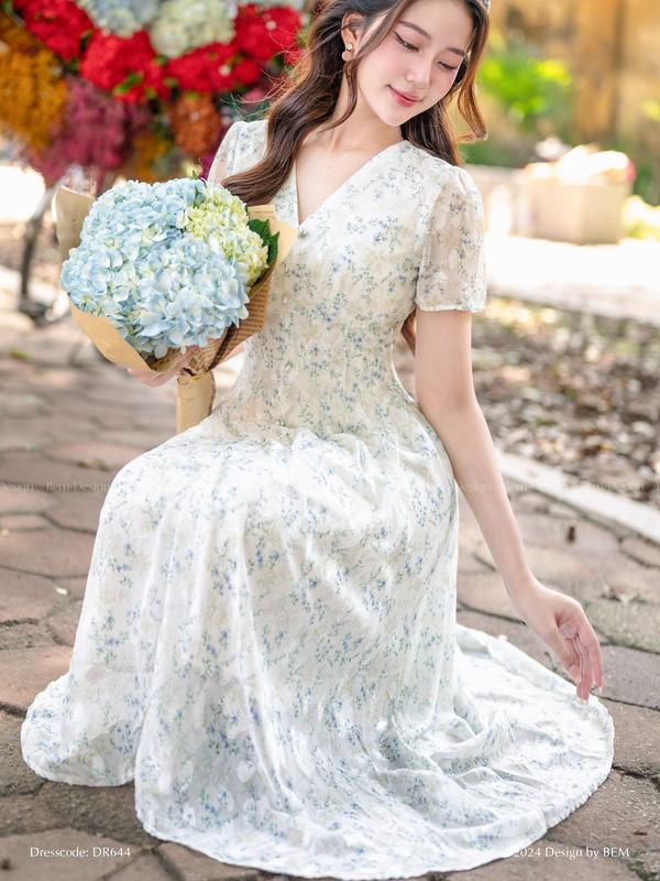Đầm Hoa Nhí Trắng Dáng Dài Xoè Cổ V Tiểu Thư Bem Design (DR644) Nữ Women Dress