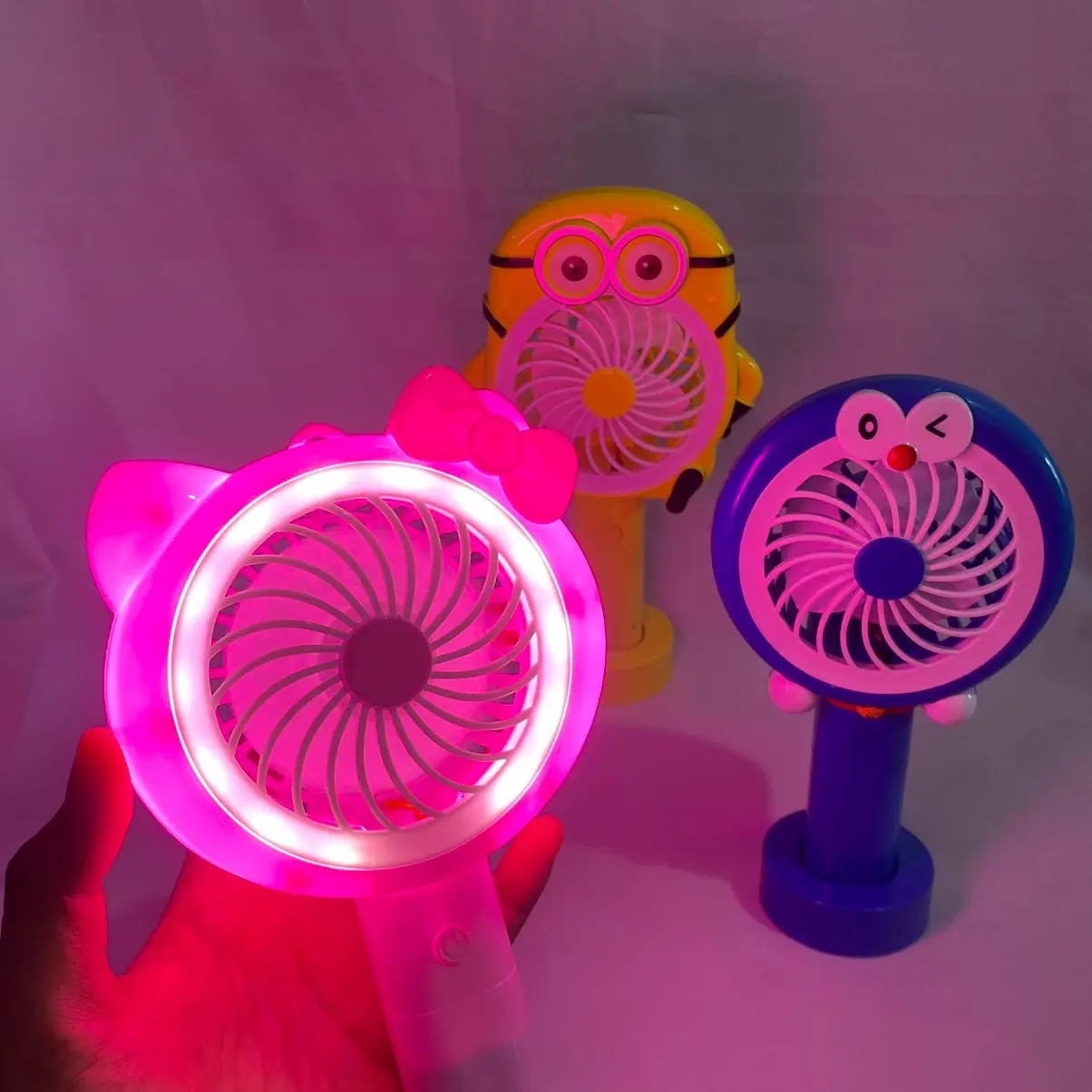 BAS - KIPAS ANGIN GENGGAM Portable/Kipas Angin led Karakter Lucu Mini Fan Portable Handhled USB Rechargeable / kipas pegangan tangan/ mini fan portable / Kipas Angin Mini Portable Karakter / Kipas mini DUDUKAN hp kipas genggam kipas tangan kipas viral