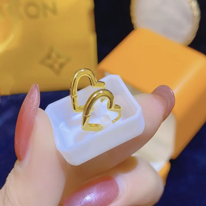 bông tai tim bấm chất liệu titan 18k, không đen, hoen gỉ, không dị ứng da, tiếp xúc nước thoải mái dành cho nữ giới. Trang sức 5