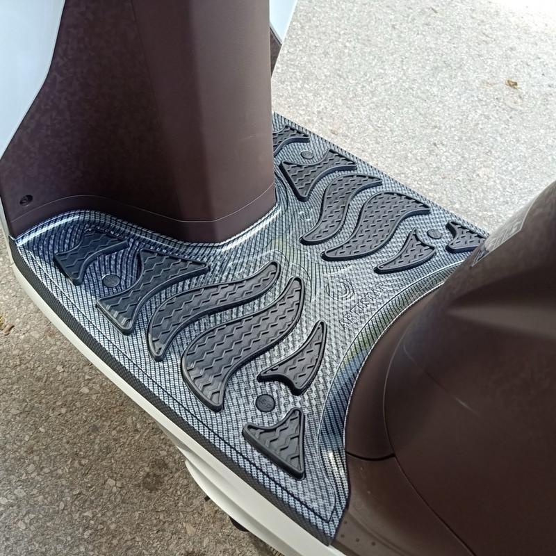 Thảm Để Chân Xe Vision 2021-2025 Nhựa Carrbon Xịn Kèm Ốc Bắt