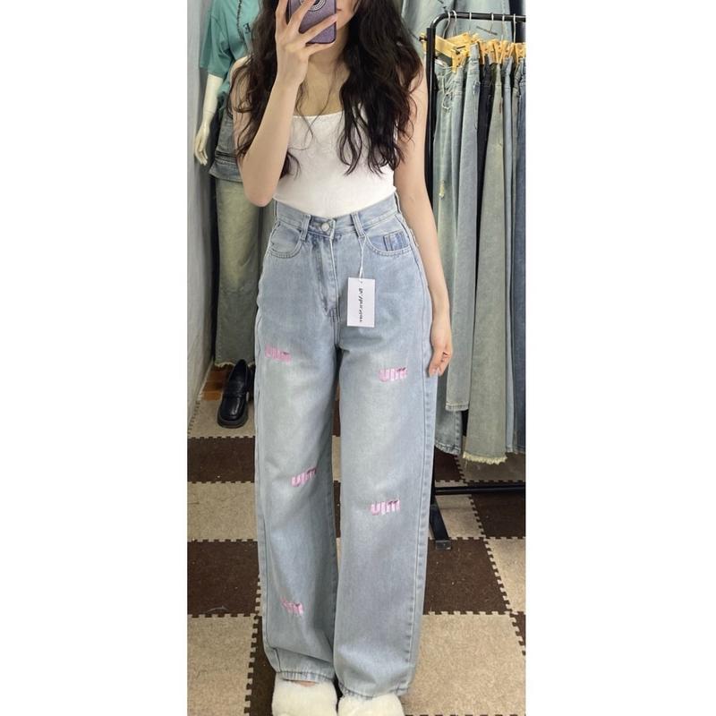 Quần jean suông lưng cao, thêu chữ miu màu hồng mã 5638 dài 105cm quần