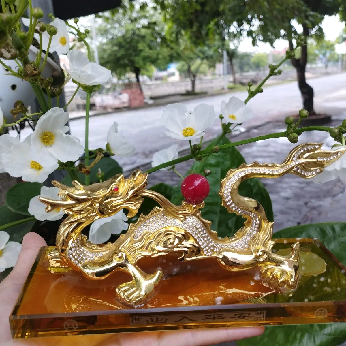 Tượng rồng nhả ngọc sang trọng trang trí Taplo xe ô tô