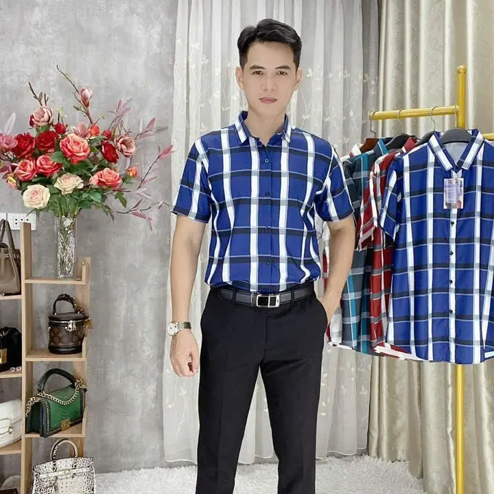 ÁO SƠ MI NAM MÃ H VẢI LỤA HÀ HỌA TIẾT CARO TAY NGẮN THANH LỊCH KHỎE KHOẮN SANG TRỌNG THOÁNG MÁT CHỐNG NHĂN RẤT TỐT KO XÙ VẢI KO BÂY MÀU 299K NÀY CÒN 99K
