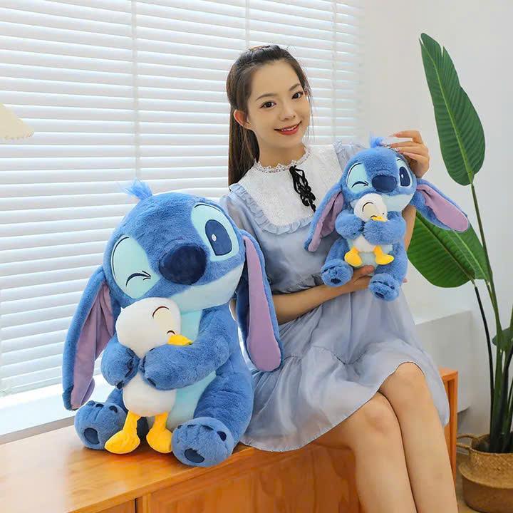 Gấu Bông Stitch Ôm Vịt Cute Thú Nhồi Bông Mẫu Mới Cao Cấp Cao Cấp Chất Liệu Vải Lông Thỏ Mềm Mại - Thú Bông, Toy