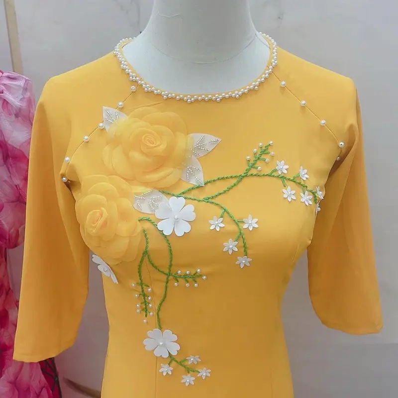 Áo vàng đính hoa cổ tròn. 1