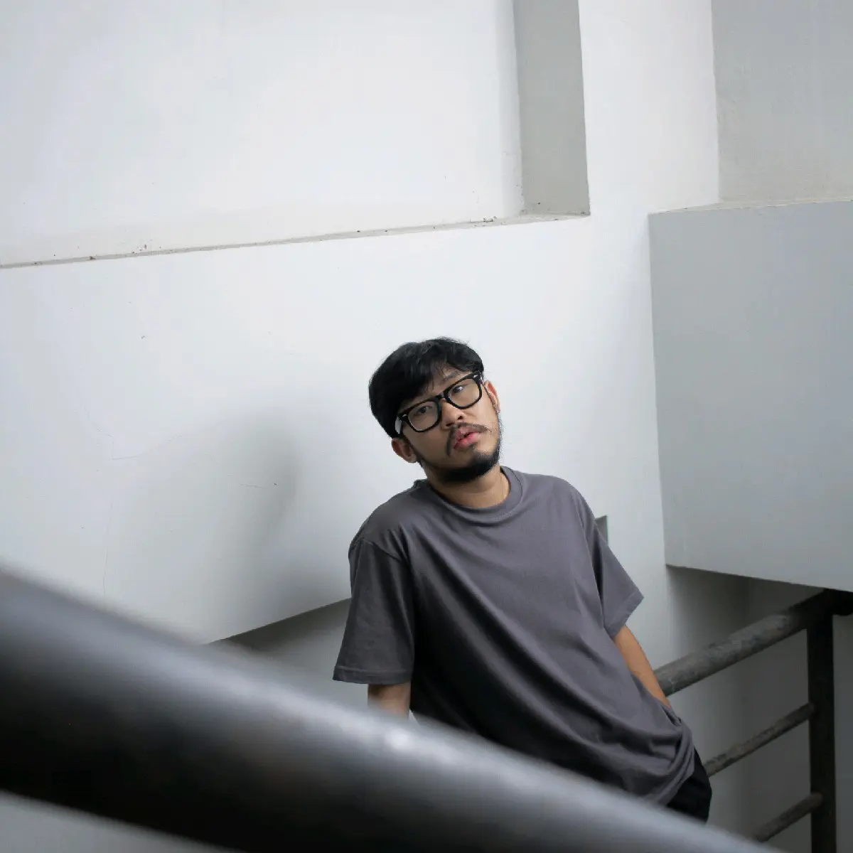 Merchcons basic tshirt - GUN METAL