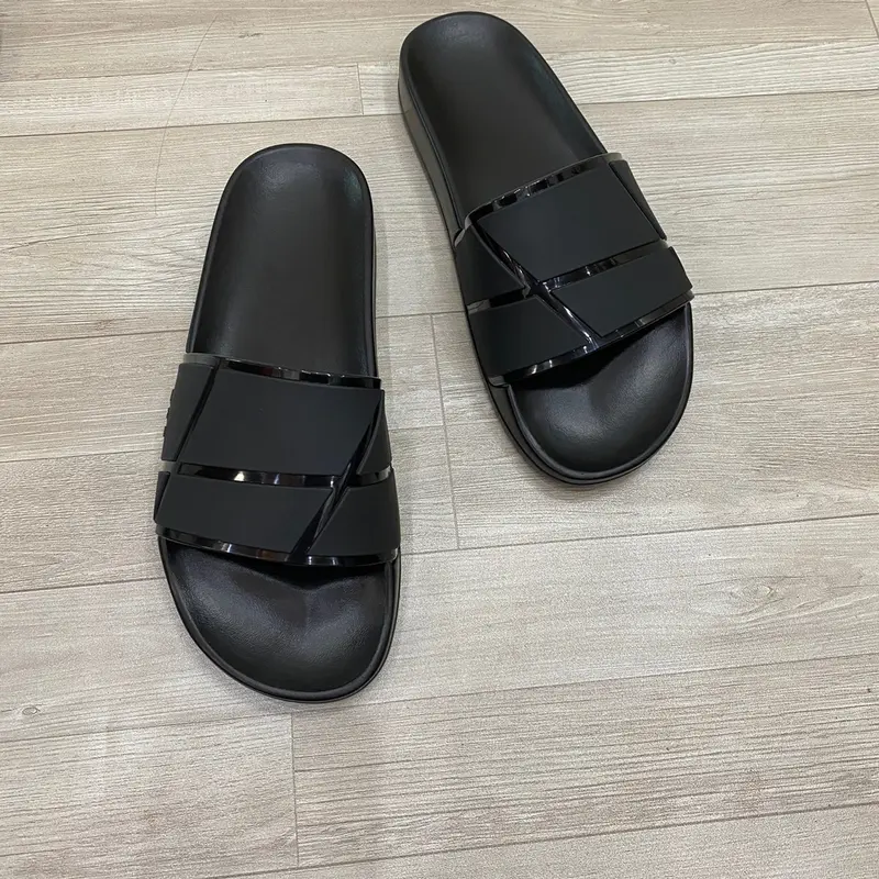 Dép quai ngang phiên bản S.K.T combo 2 màu đỏ đen cá tính nổi bật quai cao su được ép keo nhiệt chắc chắn DéP Đế Bằng Slipper dep quaicaosu dé p 2